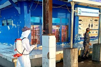 Lantamal VI lakukan penyemprotan disinfektan di TPI Paotere Makassar