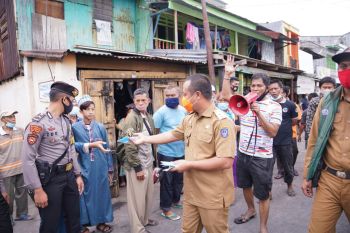 Wagub beri bantuan sembako dan masker bagi warga korban kebakaran