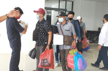 Puluhan penumpang dari wilayah pandemi COVID-19 tiba di Pelabuhan Tunon Taka Nunukan
