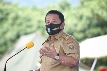 Arinal berikan bantuan kepada masyarakat terdampak COVID-19