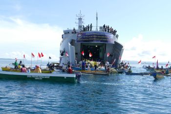 KRI Teluk Lada-521 distribusikan sembako