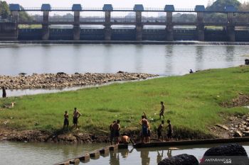 Volume air bendungan rolak songo menurun