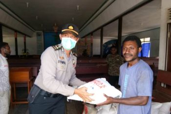 Polres Yalimo berikan bantuan sembako kepada tokoh agama dan adat