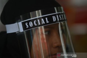 Pedagang gunakan alat pelindung diri