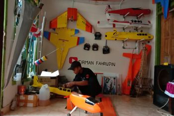 Pesawat mainan remote control buatan pemuda Lampung Timur terbang sempurna