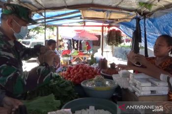 Kodim Kendari edukasi pedagang-pembeli patuhi protokol kesehatan