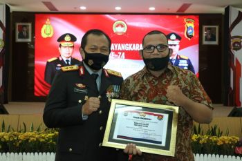 Hari Bhayangkara, Pewarta Antara  Sumbar terima  penghargaan dari Polda Sumbar