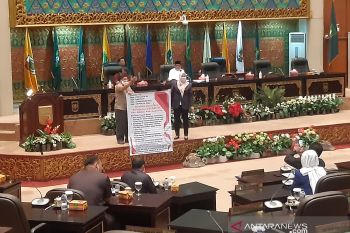 Bentangkan spanduk saat paripurna, DPRD Riau tuntut keadilan untuk masyarakat Siberakun