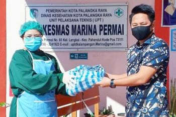 Lembaga Multimedia Betang Harati bagikan masker di puskesmas