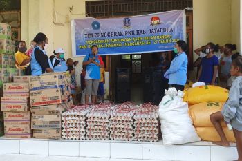 PKK Jayapura salurkan bantuan sembako warga terdampak COVID-19
