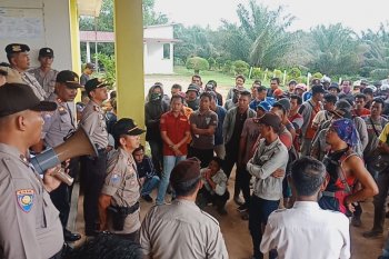 Ratusan karyawan PT MO OKU demo tuntut  pembayaran dua bulan gaji