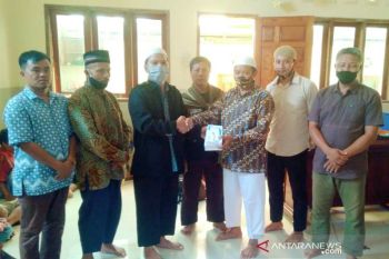 LDII Agam serahkan bantuan alat tes suhu ke Masjid Al Muhajirin