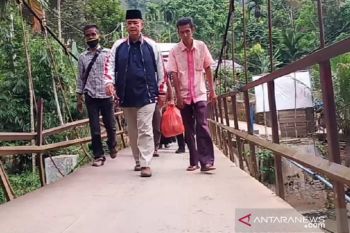 Masih terisolir, Wagub Sumbar menginap di rumah penduduk Sungai Lolo