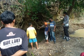 Semula 2 bocah ini hendak mengumpulkan pasir di sungai, tanpa diduga sesosok mayat muncul