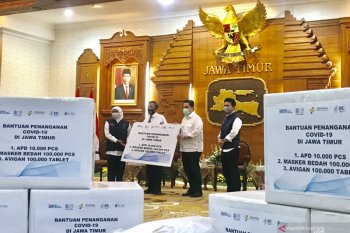 Menteri BUMN Erick Thohir serahkan bantuan penanganan COVID-19 di Jatim