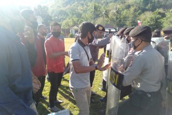 Sat Sabhara Polres Sumbawa Barat sekuat tenaga hadang pengunjuk rasa yang mengamuk