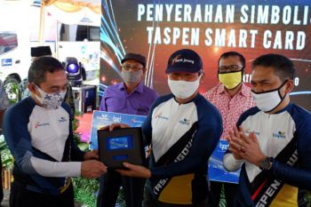 Bank Jateng dan PT Taspen serahkan Taspen Card ke pensiunan
