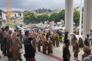 Ratusan ASN berhamburan menyelamatkan diri akibat asap dari gedung pelayanan terpadu