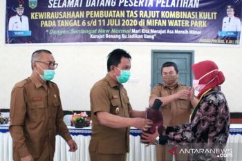 UKM Padang Panjang dilatih membuat kerajinan rajutan dipadukan dengan kulit