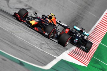 Lewis Hamilton sebaiknya minta maaf ke Albon, kata bos Red Bull