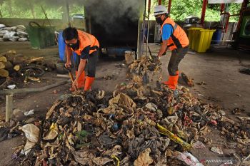 Atasi impor sampah, pemerintah perlu perbanyak industri daur ulang