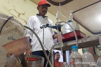 Warga Situbondo yakini asap cair batok kelapa bisa sembuhkan pasien COVID-19