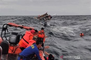 Evakuasi penumpang kapal Guide tenggelam di perairan Malaog