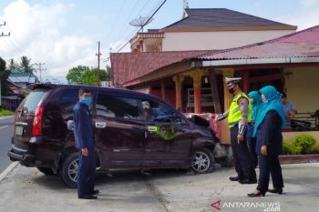 Sopir mengantuk, mobil yang dikendarai pegawai negeri sipil Pengadilan Agama Muaralabuh tabrak rumah