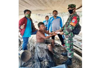 Babinsa, Bhabinkamtibmas dan Kades di Mura serahkan BLT DD