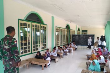 Prajurit TNI bantu mengajar  baca Al-Quran di Bengkayang