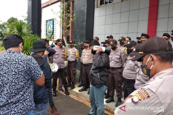 Mahasiswa demo dugaan penggelembungan pengadaan laptop Disdik Kepri