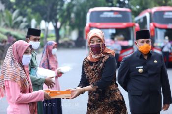 Nunik lepas 1.150 santri Lampung menuju Ponpes Lirboyo