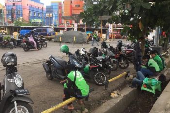 Pengendara ojol mengaku pendapatannya menurun akibat pandemi COVID-19