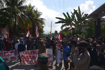 Dinilai tak transparan dana COVID-19, ratusan warga Montong Baan Selatan demo kadesnya (Video)