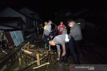 Flash flood in West Kalimantan triggers collapse of Entikong Bridge