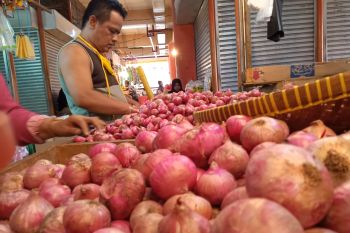 Harga bahan pokok di Pasar Raya Padang relatif stabil jelang Hari Raya Kurban