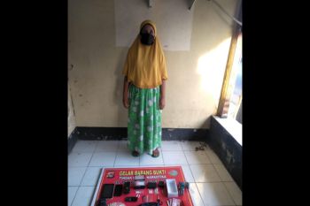 Sempat kabur lewat jendela rumahnya, ibu rumah tangga pemilik narkoba di Dompu ditangkap polisi