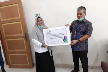 PLN beri bantuan modal pada pelaku UMKM Mamuju terdampak COVID-19