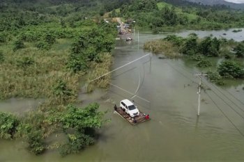 KENDARAAN TERJEBAK BANJIR