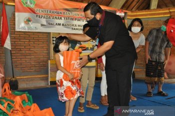 Wabup Tabanan serahkan bantuan sosial kepada Yatim Piatu saat COVID-19