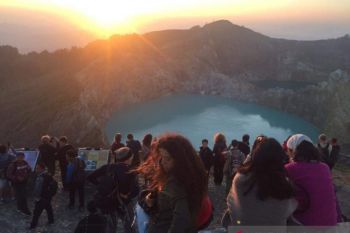 Kawasan wisata Danau Tiga Warna Kelimutu  kembali dibuka