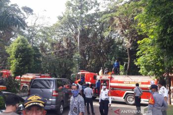 Petugas semprotkan cairan disinfektan di lingkungan Kampus Unhas Makassar