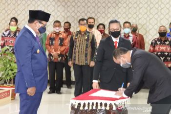Gubernur Viktor Laiskodat mutasi 196 pejabat