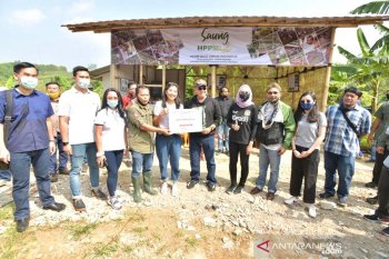 Ketua MPR Bamsoet salurkan bantuan Rp 400 juta pada produsen jamur di Indonesia