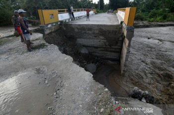 Jembatan rusak di Desa Watubula akibat banjir