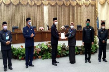 Bupati  sampaikan jawaban terhadap pemandangan umum fraksi DPRD Barut