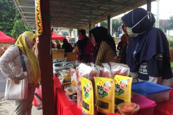 Pemkot Bandarlampung gelar bazar UMKM dan bagikan 1.300 masker kain