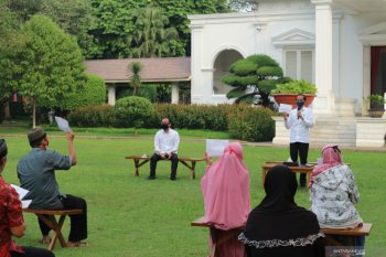 Presiden Jokowi serahkan bantuan modal kerja untuk usaha mikro dan kecil