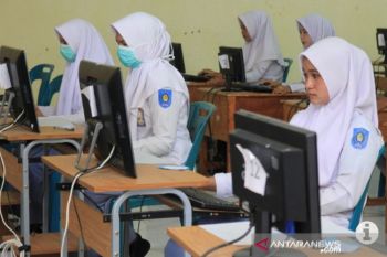 Pelajar SMA sederajat di Kepri tetap belajar daring