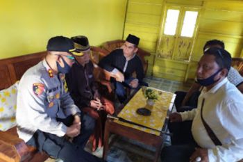 Kapolres Sumbawa melayat ke rumah pelaku pembunuh perwira polisi